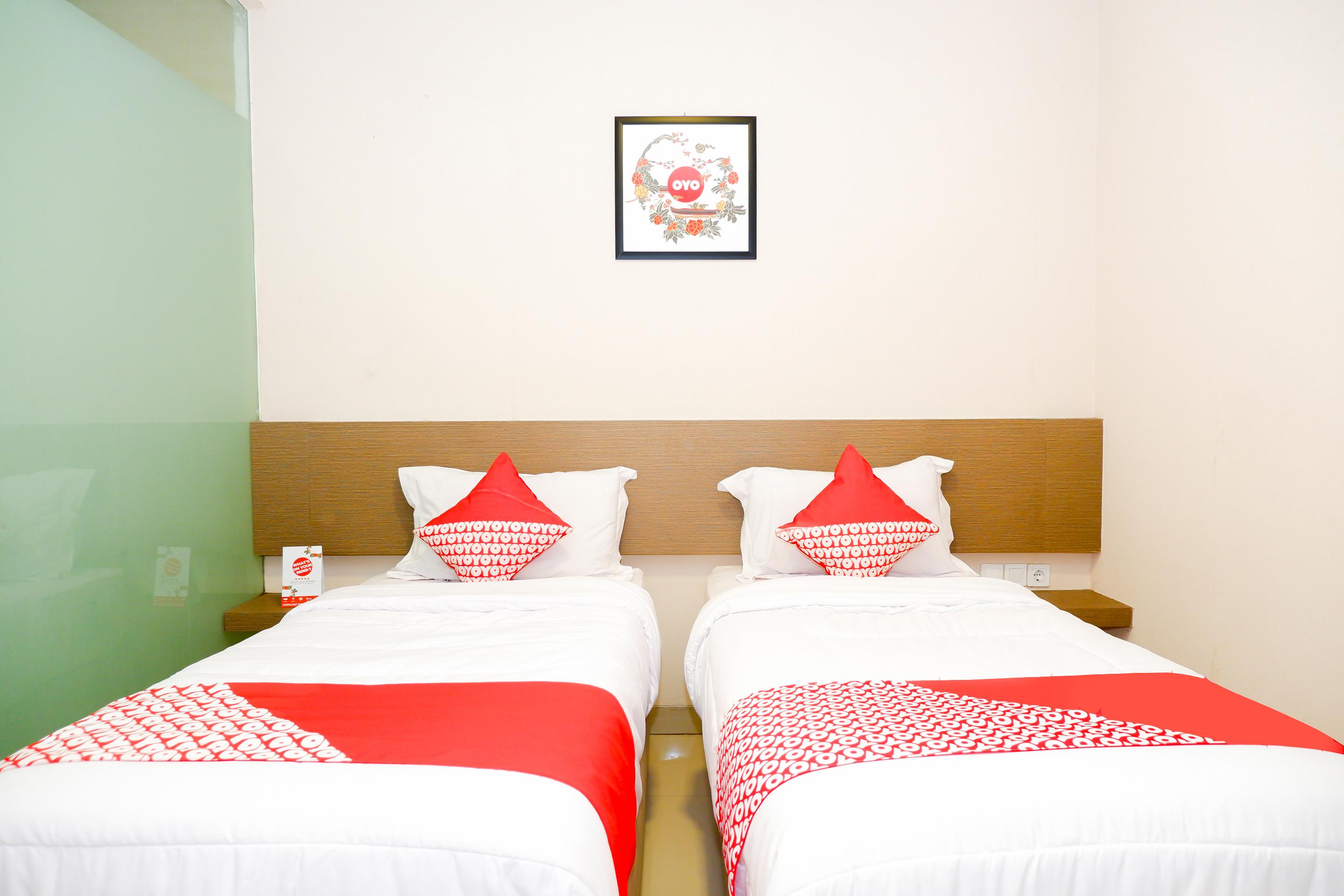 Oyo 379 Grand Mundu Hotel Semarang Exterior photo
